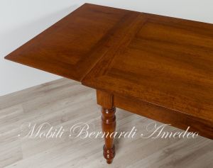 Tavolo da pranzo classico in legno di noce con gambe tornite e prolunghe estraibili a tiro